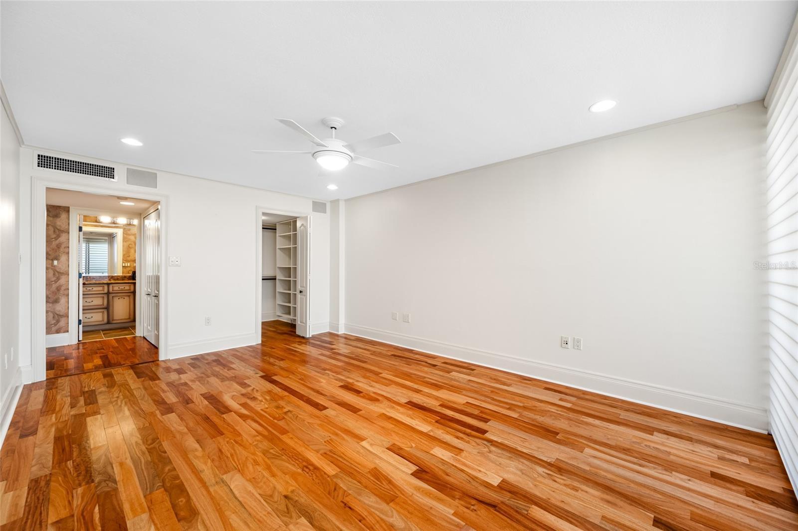 Listing photo id 51 for 7600 Bayshore Drive 1201a