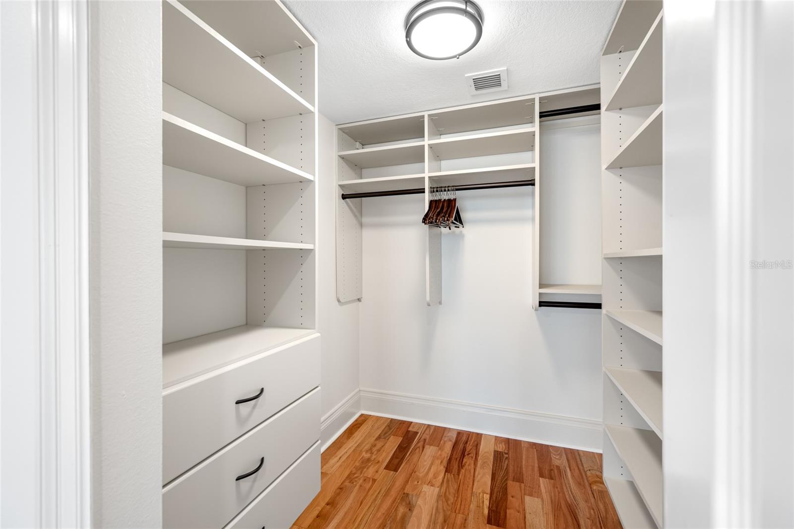 Listing photo id 53 for 7600 Bayshore Drive 1201a