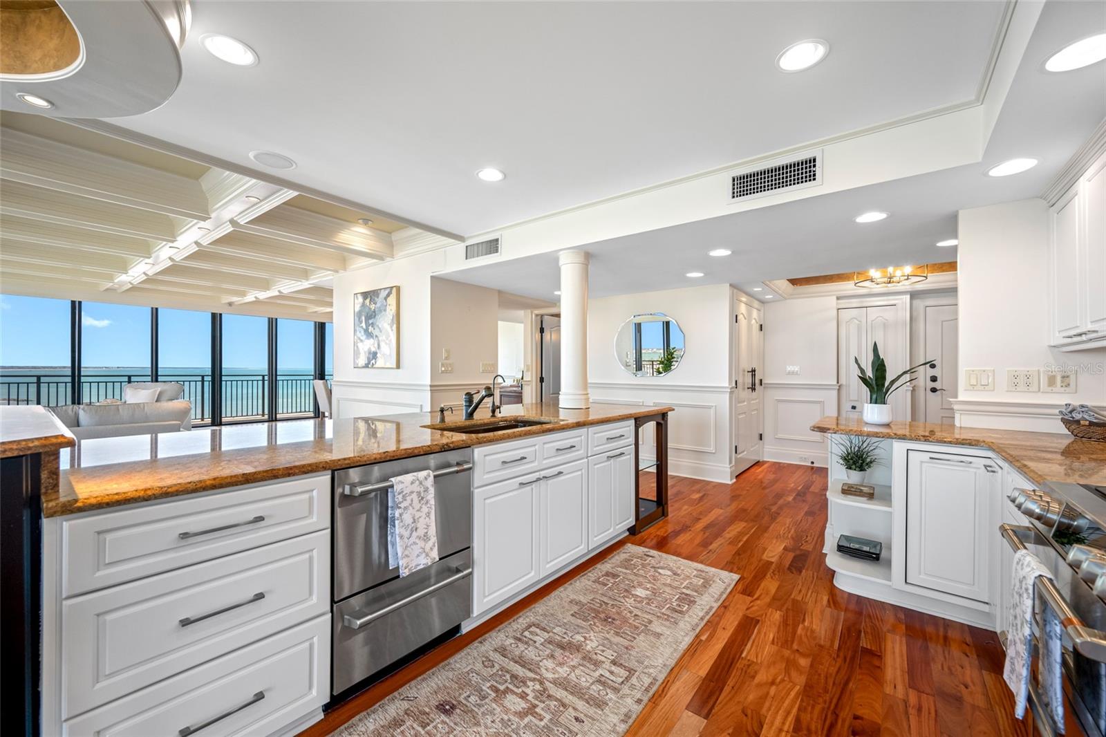 Listing photo id 5 for 7600 Bayshore Drive 1201a