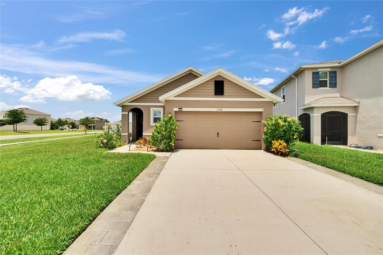 Listing photo id 49 for 1398 Crescent Hoop Way