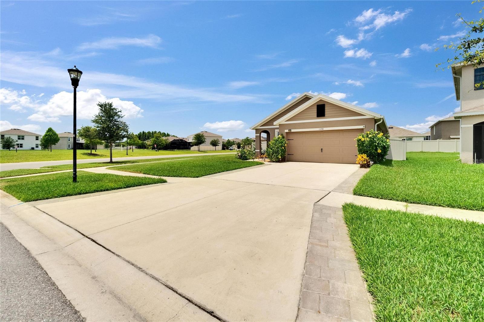 Listing photo id 51 for 1398 Crescent Hoop Way