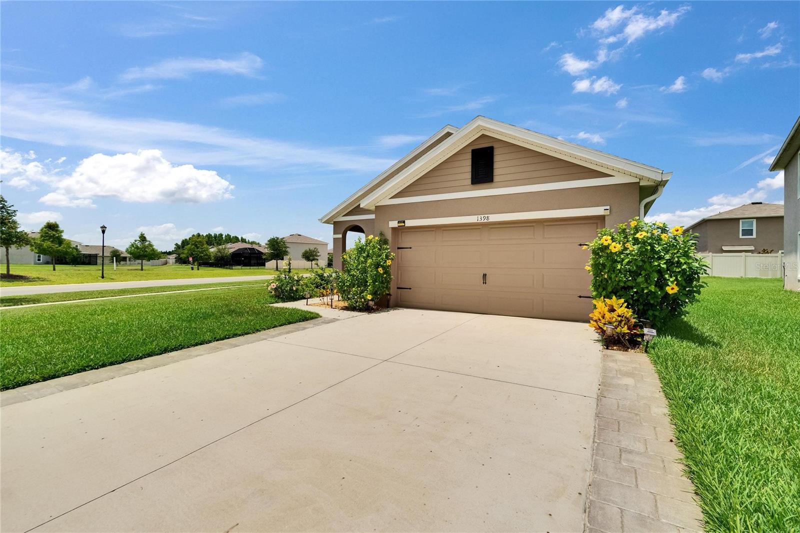 Listing photo id 52 for 1398 Crescent Hoop Way