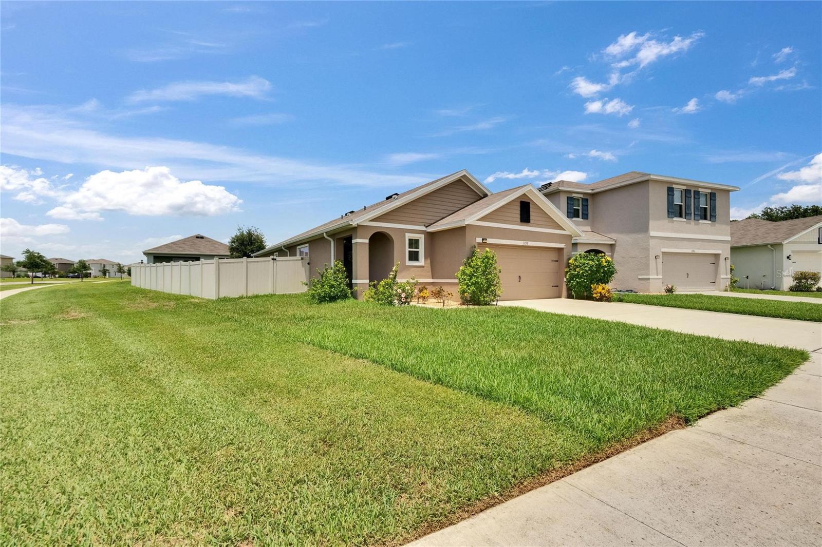 Listing photo id 54 for 1398 Crescent Hoop Way