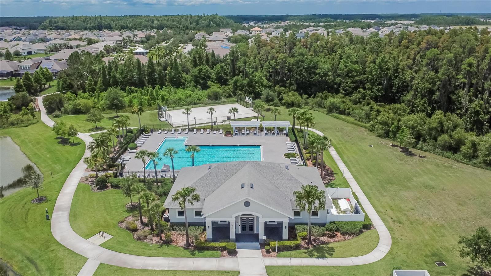 Listing photo id 62 for 1398 Crescent Hoop Way