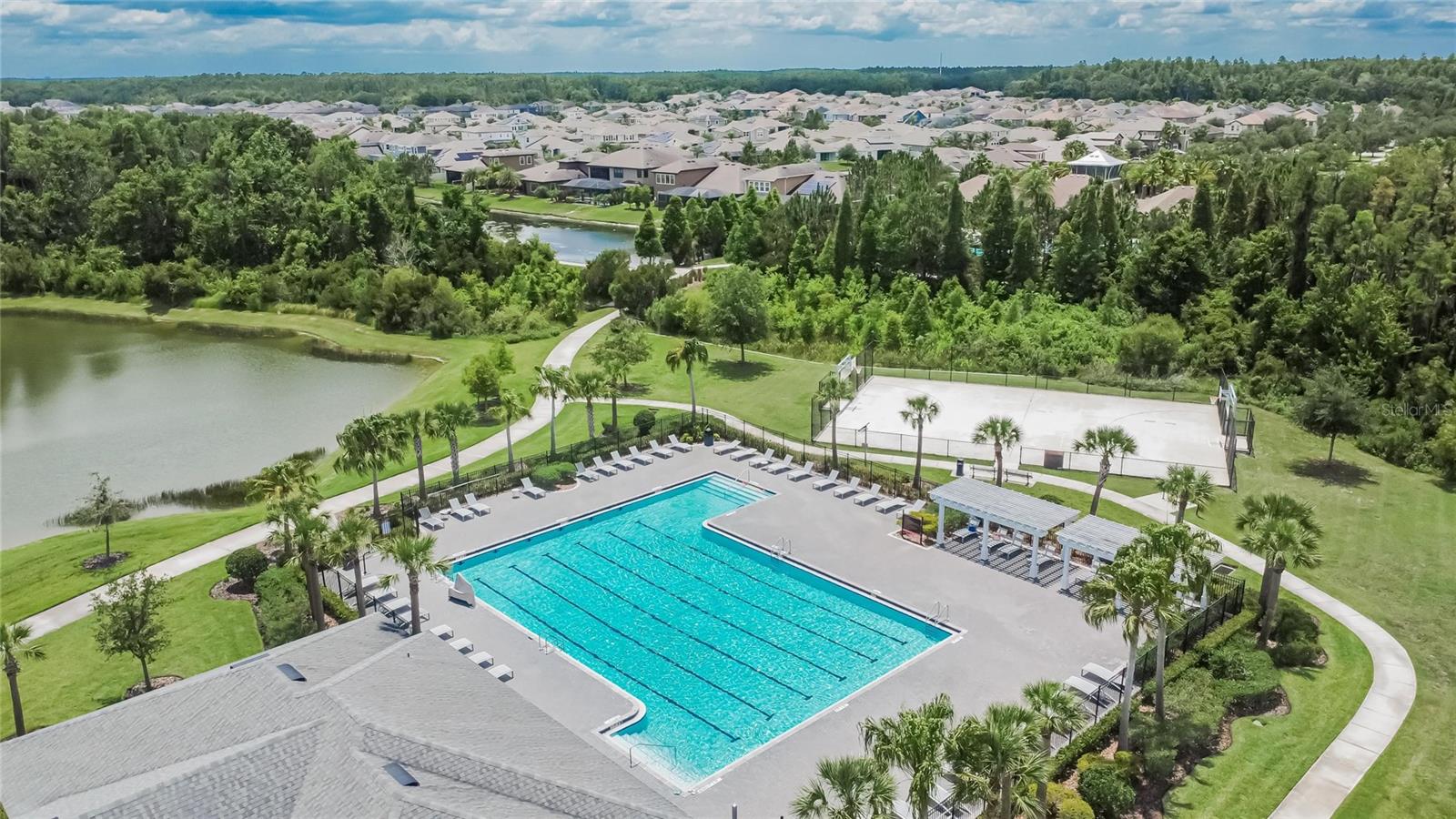 Listing photo id 63 for 1398 Crescent Hoop Way