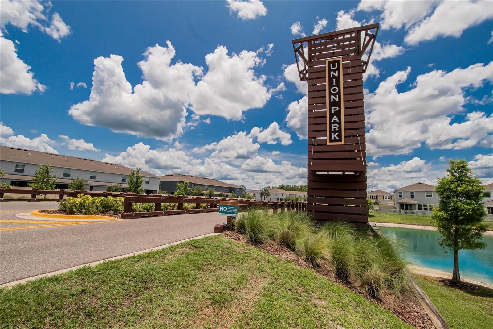 Listing photo id 68 for 1398 Crescent Hoop Way