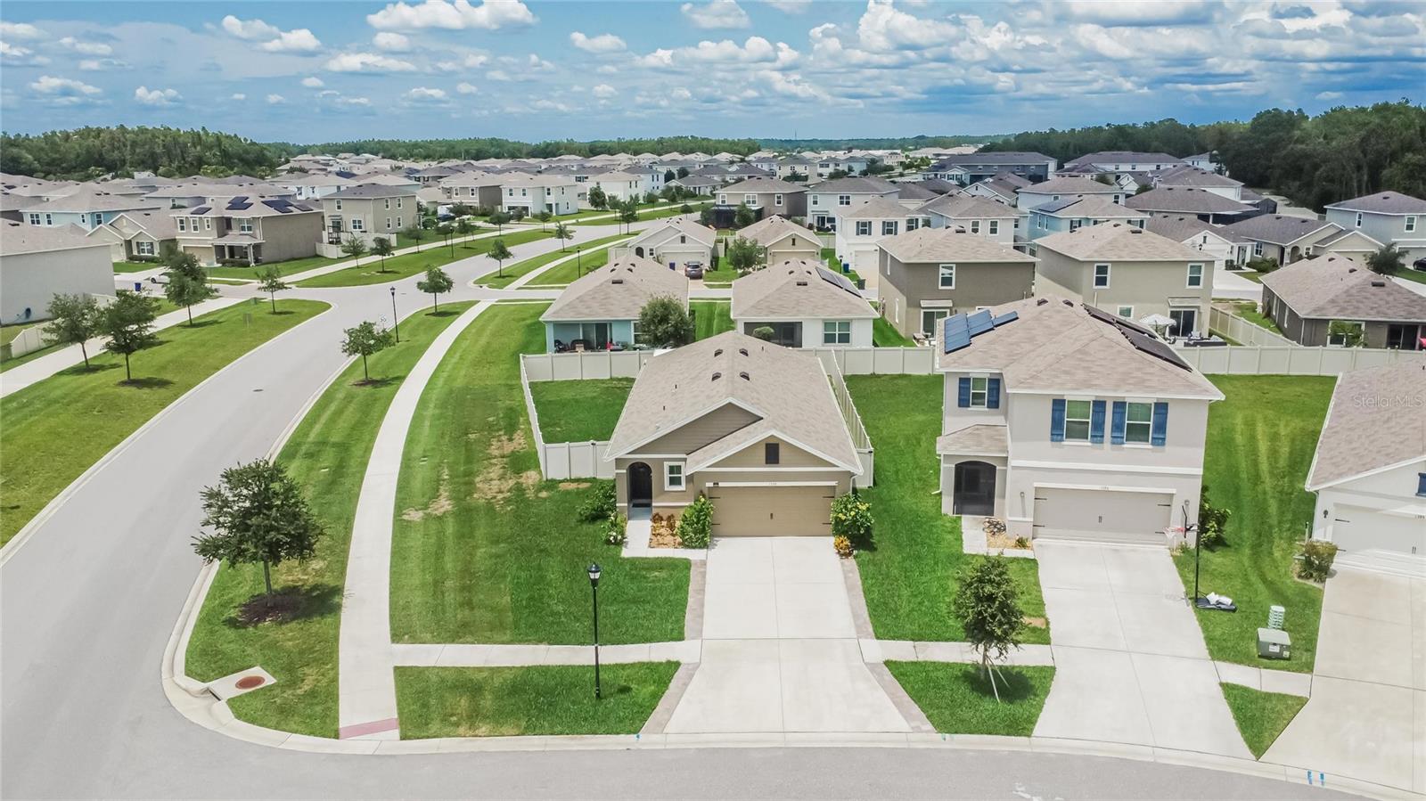 Listing photo id 81 for 1398 Crescent Hoop Way