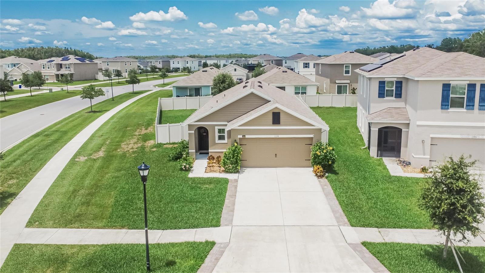 Listing photo id 82 for 1398 Crescent Hoop Way
