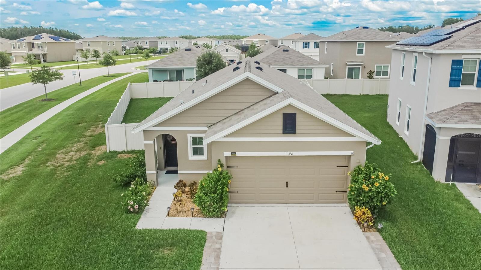 Listing photo id 83 for 1398 Crescent Hoop Way