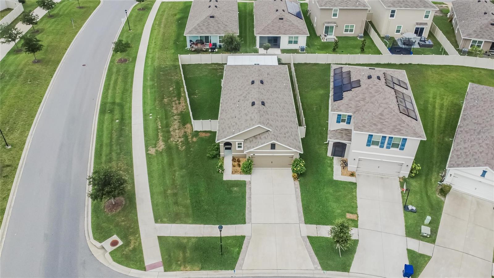 Listing photo id 84 for 1398 Crescent Hoop Way