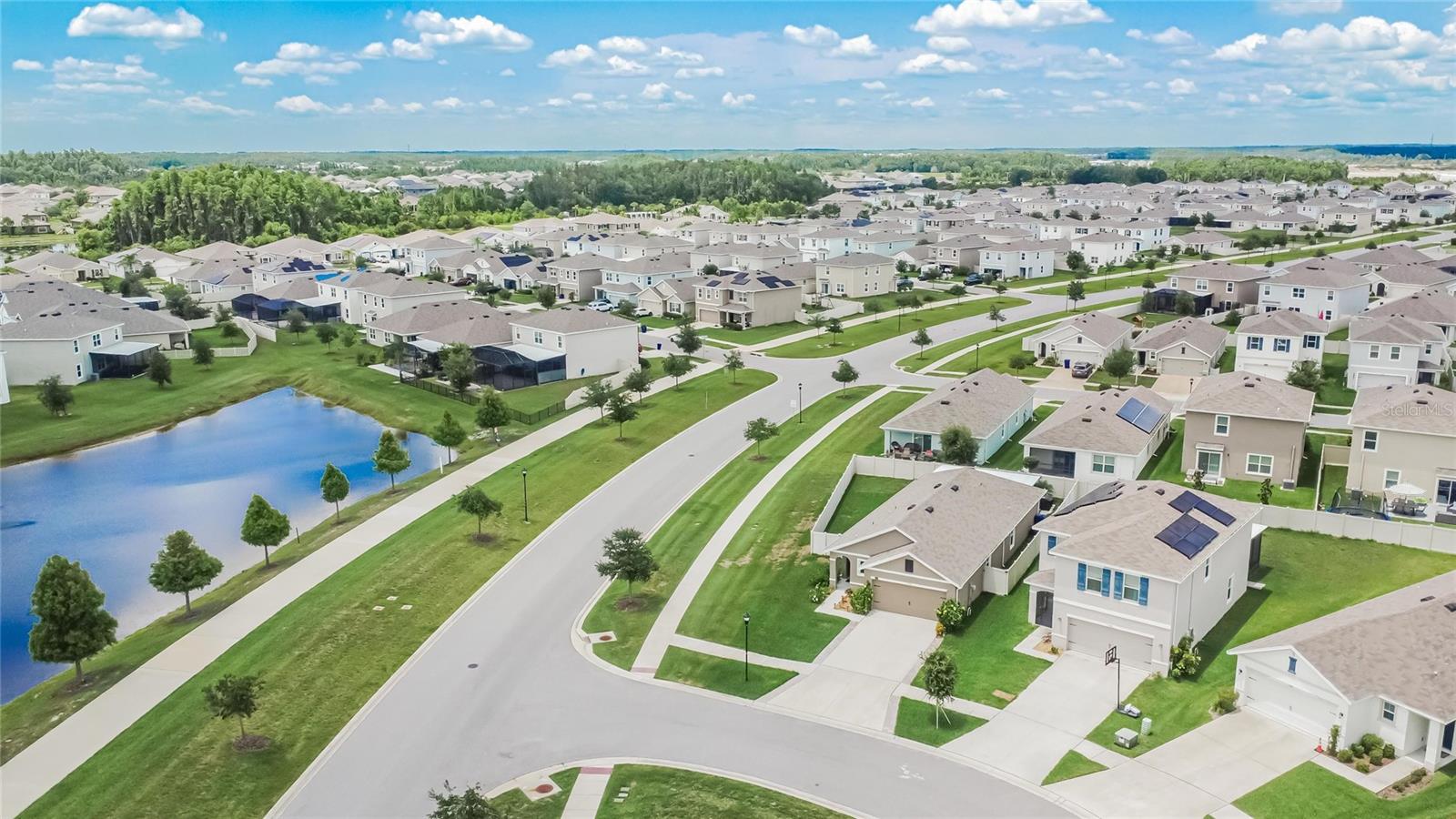 Listing photo id 85 for 1398 Crescent Hoop Way