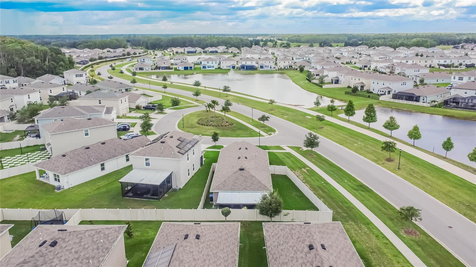 Listing photo id 88 for 1398 Crescent Hoop Way