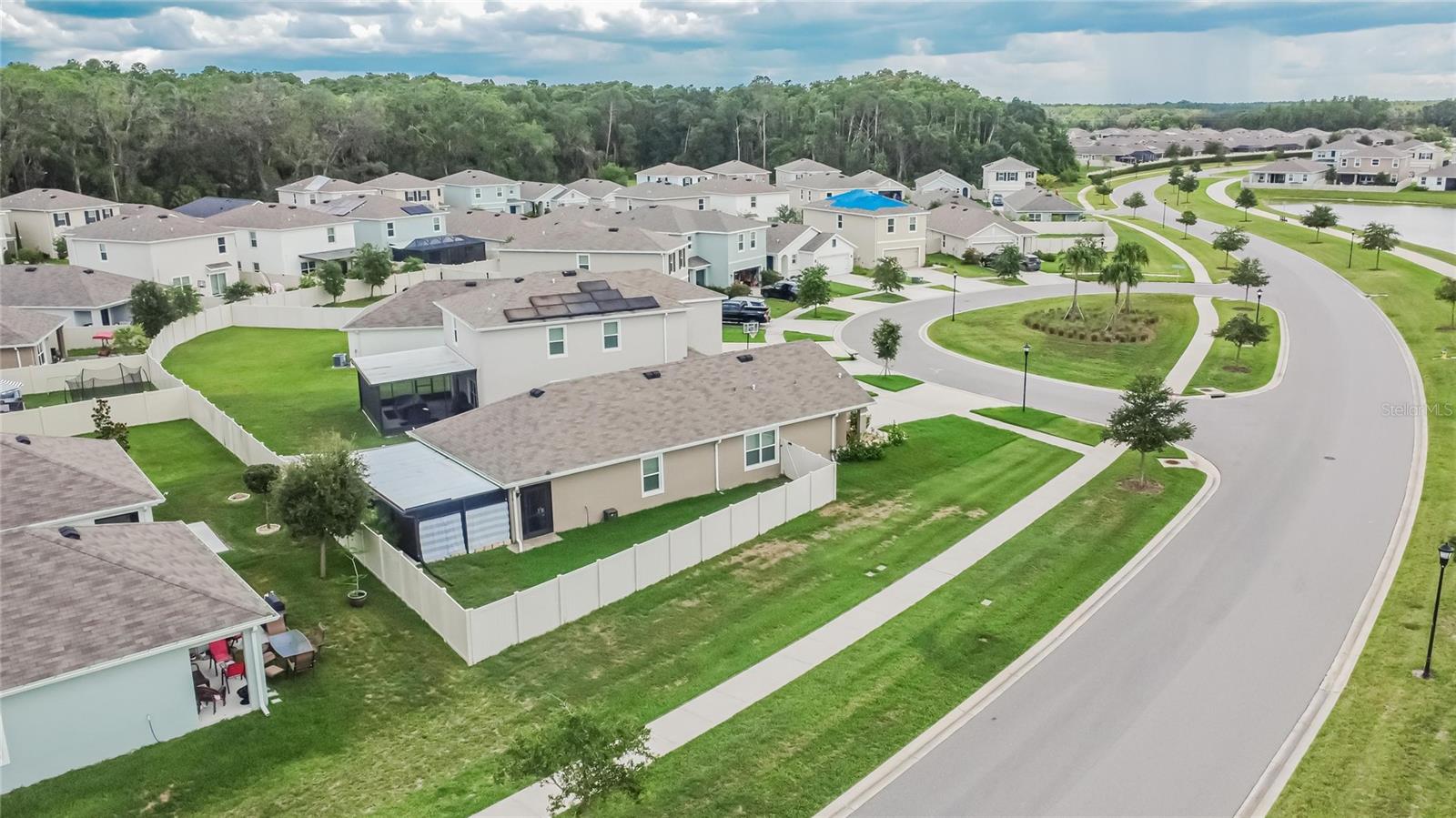 Listing photo id 92 for 1398 Crescent Hoop Way