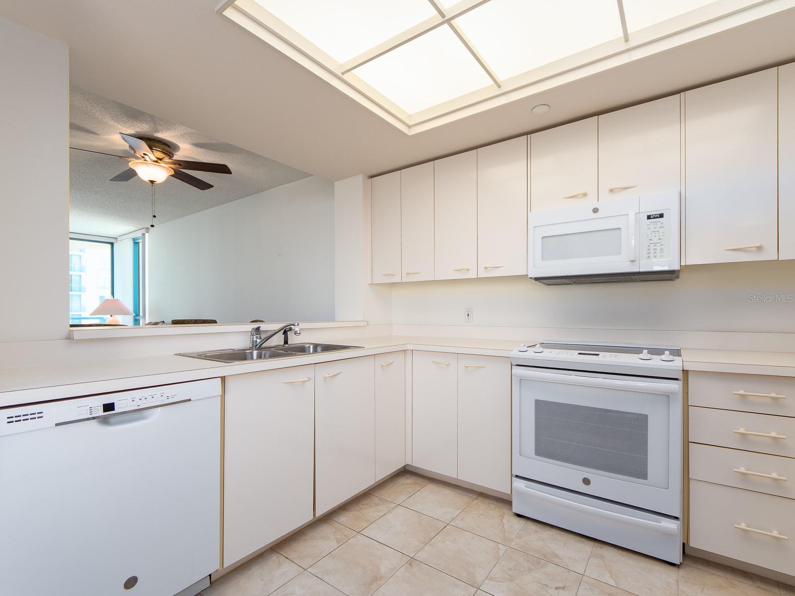 Image 22 of 67 For 1520 Gulf Boulevard 1505