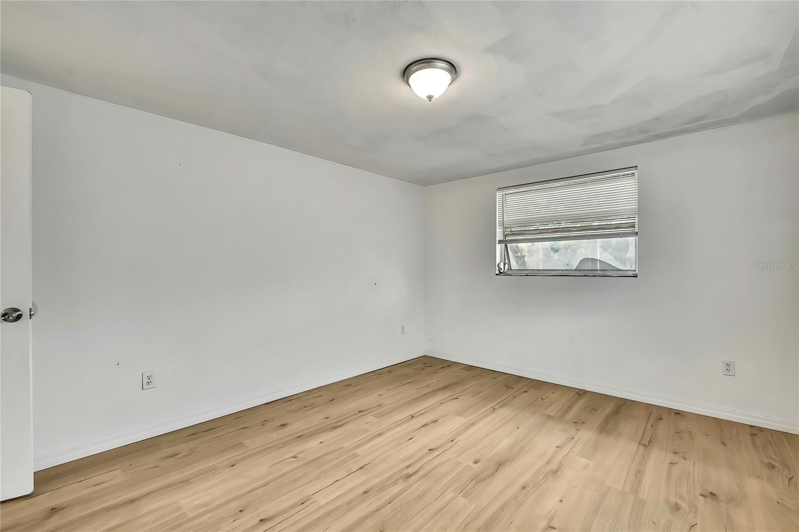Image 19 of 29 For 11130 White Oak Lane