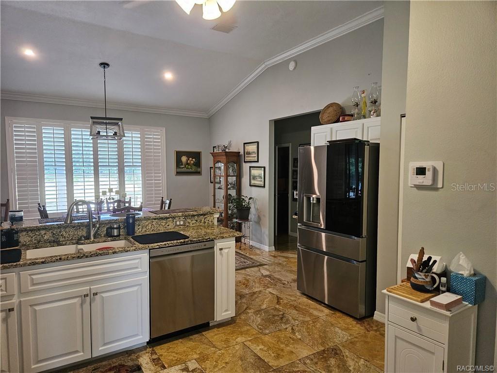 Listing photo id 12 for 4755 El Camino Drive