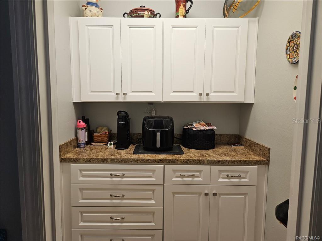Listing photo id 13 for 4755 El Camino Drive