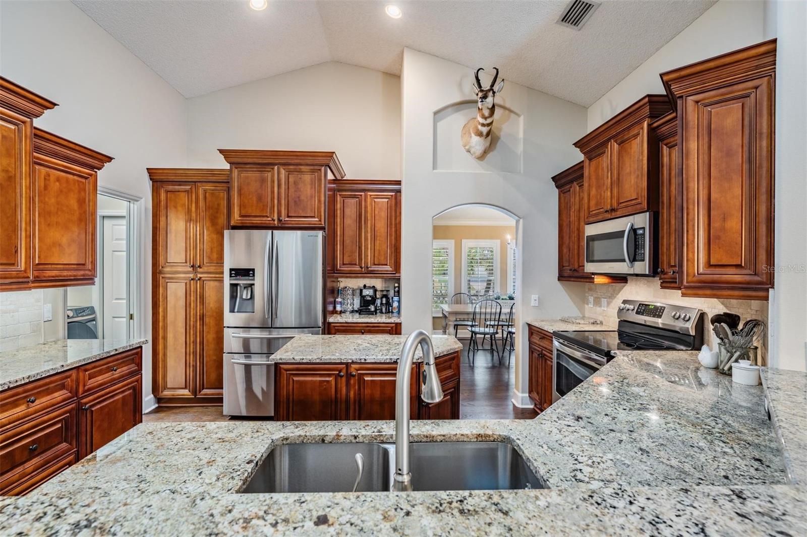 Listing photo id 8 for 4320 Auston Way