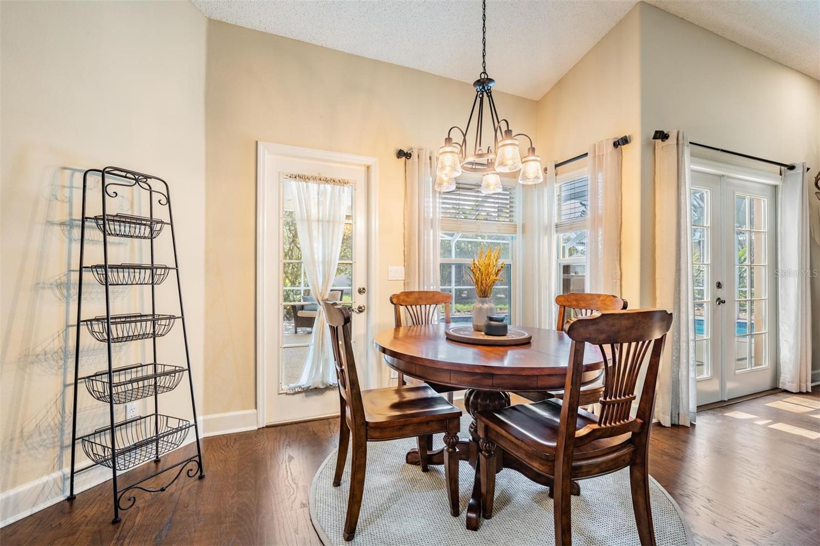 Listing photo id 13 for 4320 Auston Way