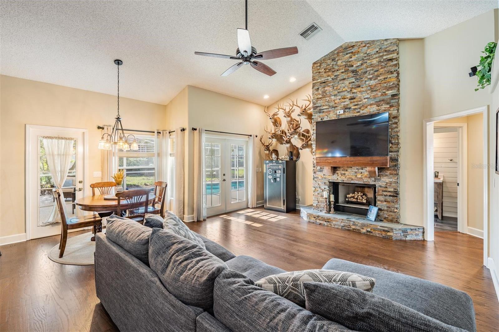Listing photo id 14 for 4320 Auston Way