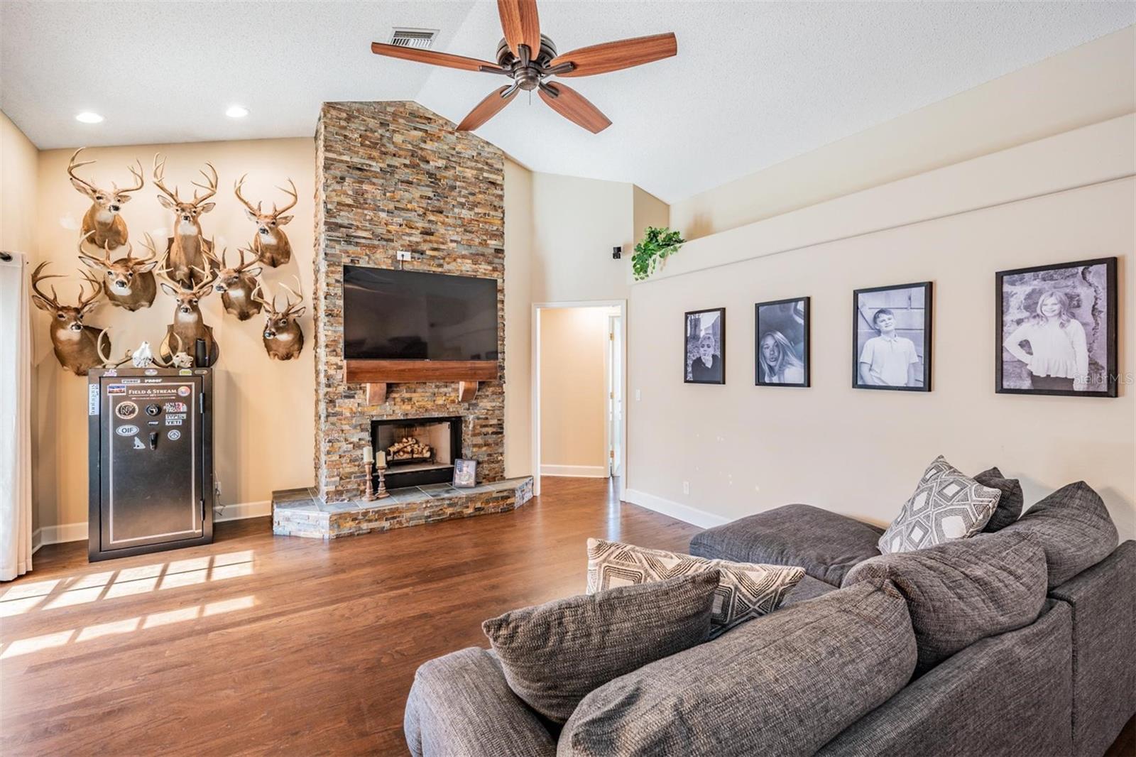 Listing photo id 15 for 4320 Auston Way