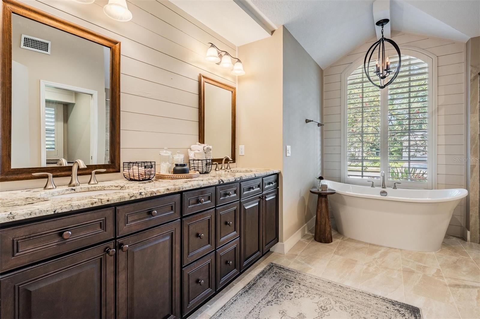 Listing photo id 19 for 4320 Auston Way