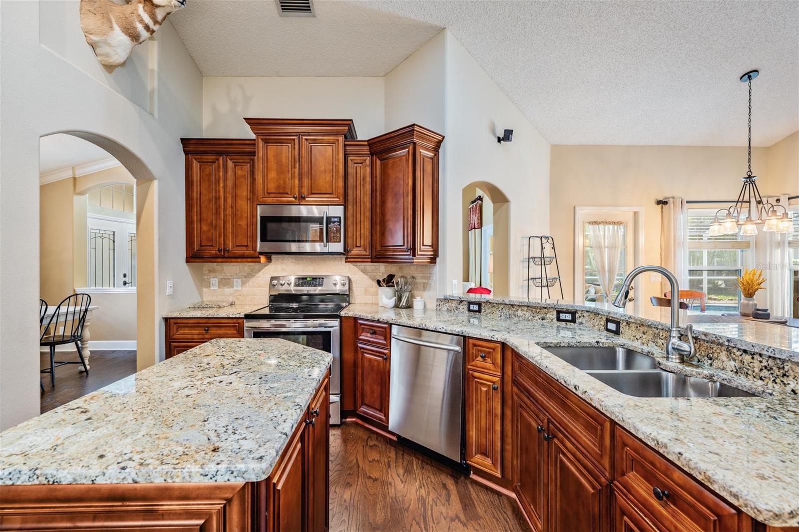 Listing photo id 7 for 4320 Auston Way