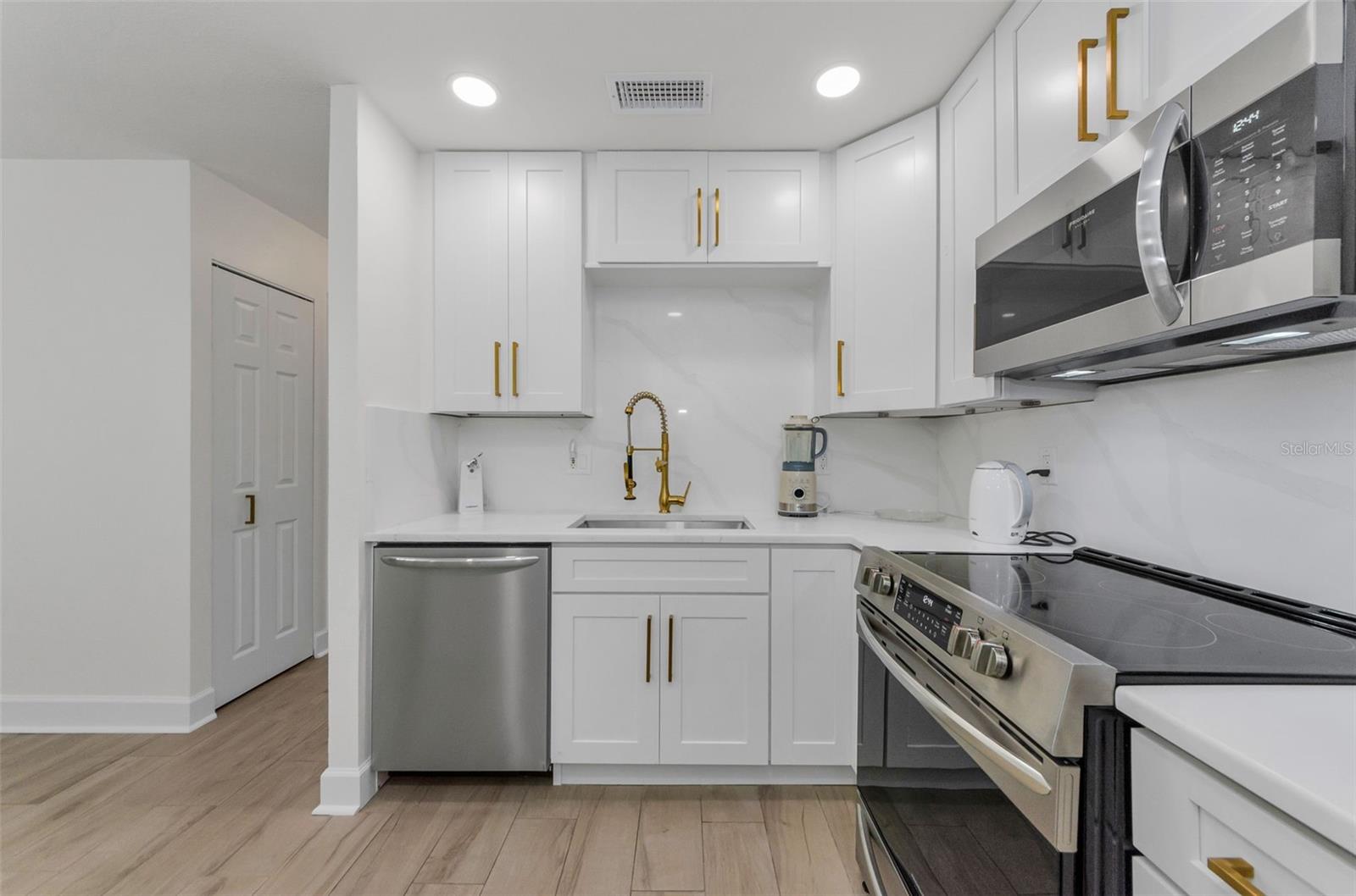 Image 16 of 43 For 2700 Bayshore Boulevard 5210