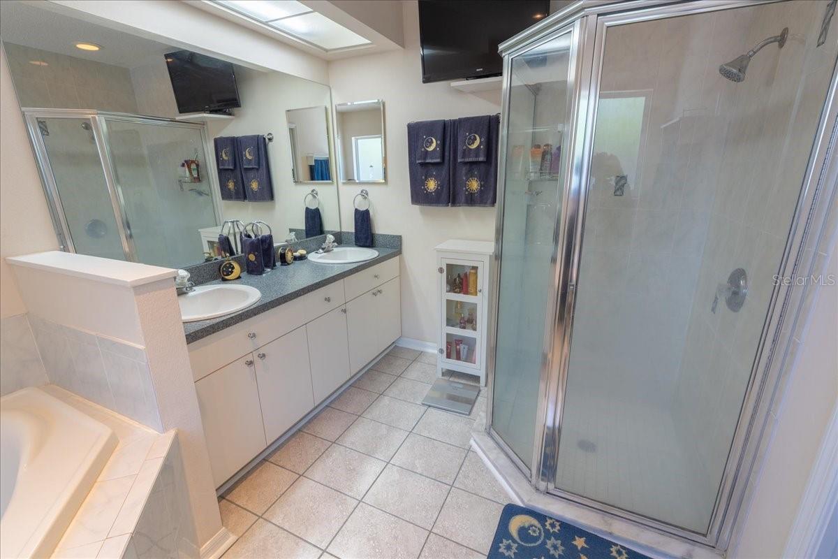 Listing photo id 15 for 2826 Martha Lane