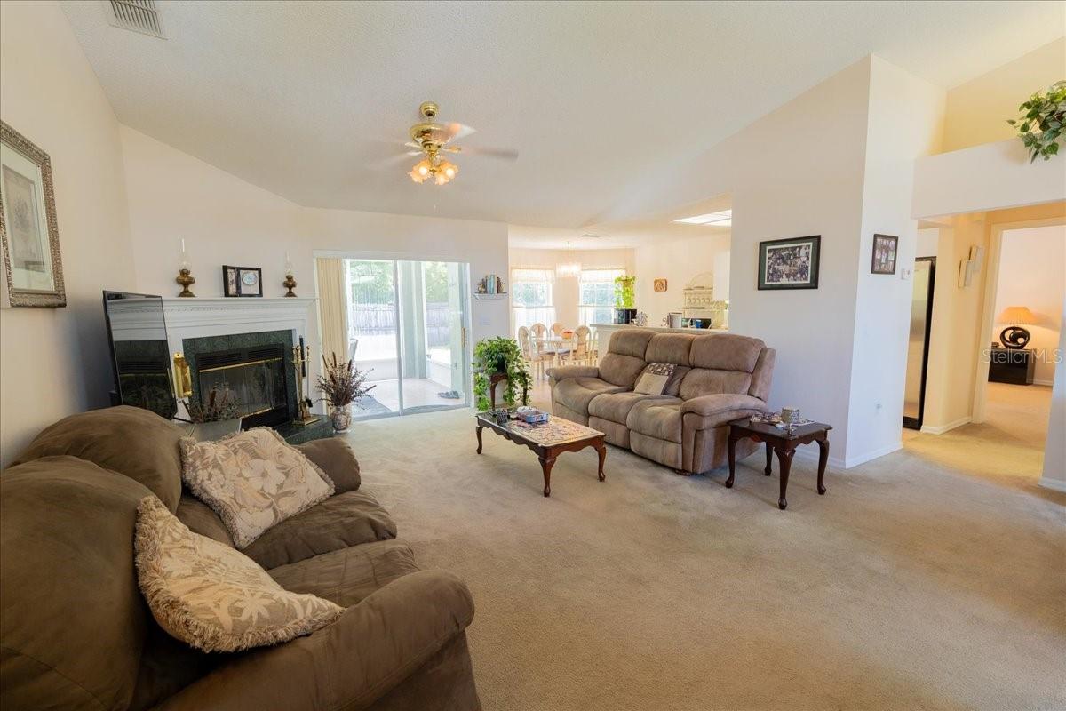 Listing photo id 3 for 2826 Martha Lane