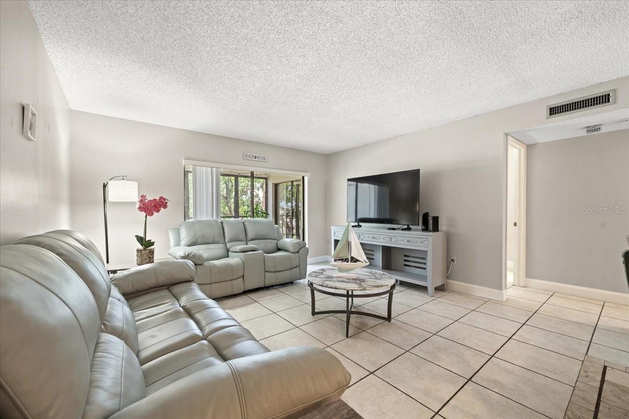 Listing photo id 13 for 2650 Countryside Boulevard A210