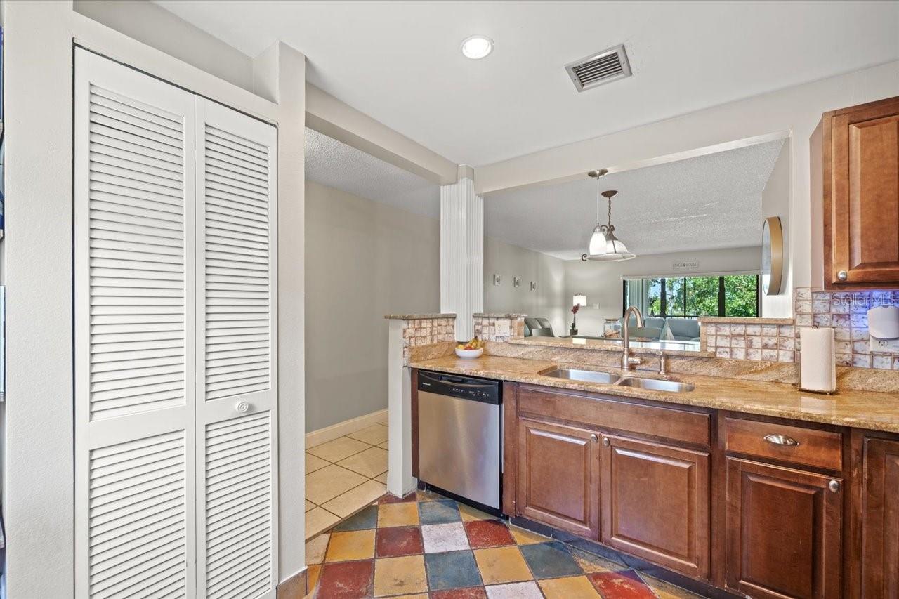 Listing photo id 7 for 2650 Countryside Boulevard A210