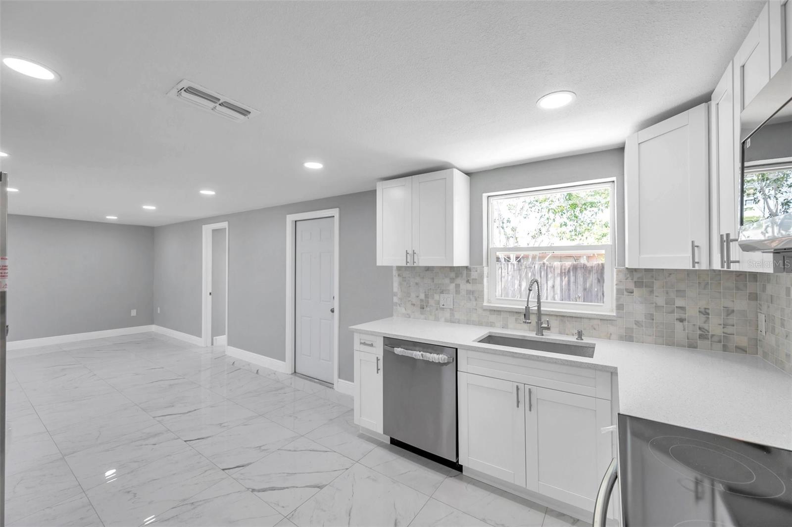 Listing photo id 12 for 6309 7th Avenue