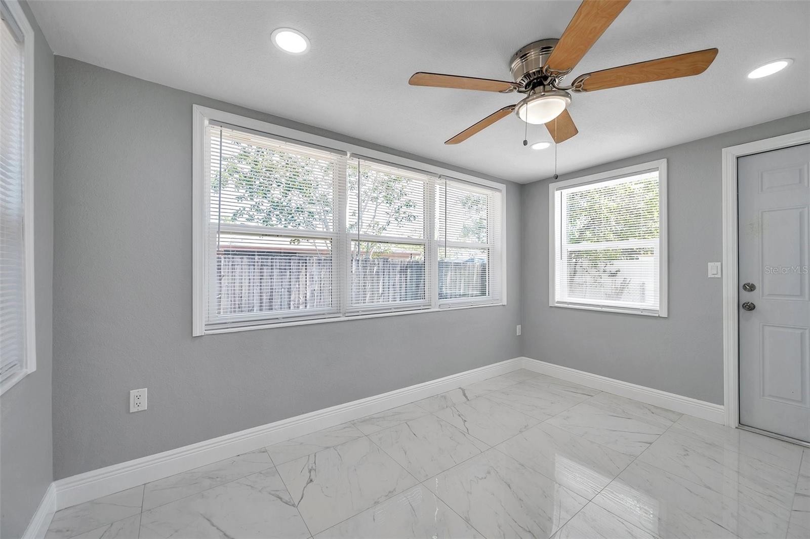 Listing photo id 15 for 6309 7th Avenue