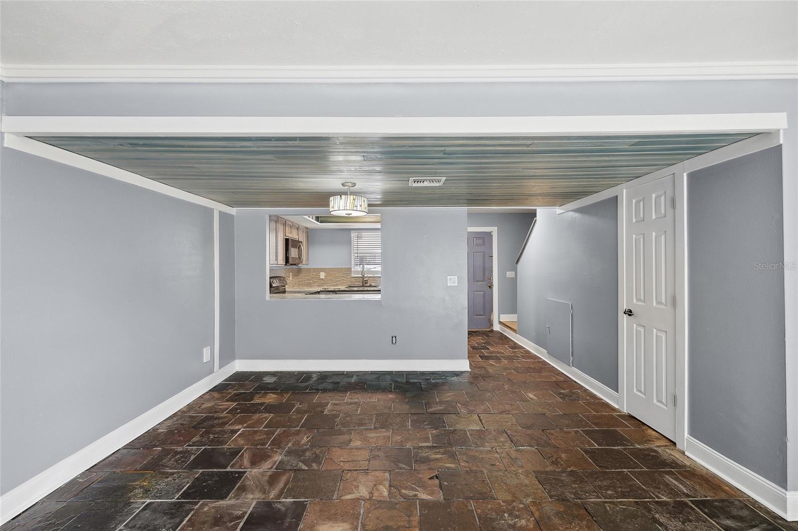 Image 4 of 26 For 156 Douglas Road W C