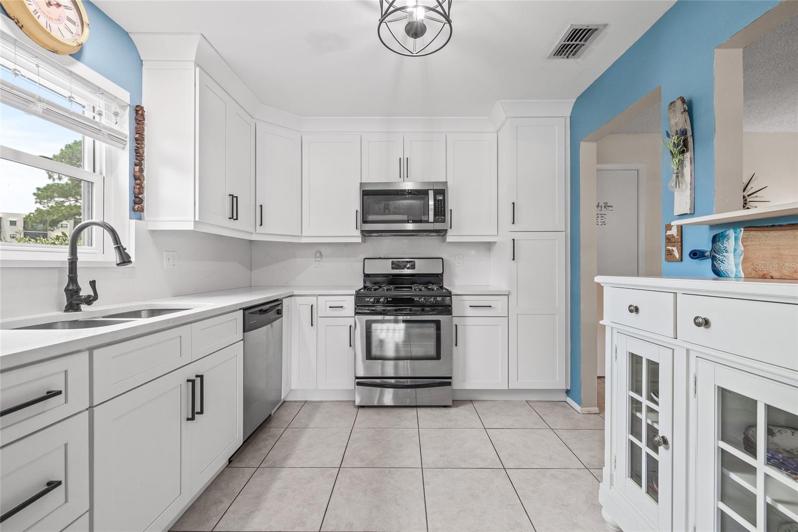 Image 21 of 37 For 6188 80th Street N 101