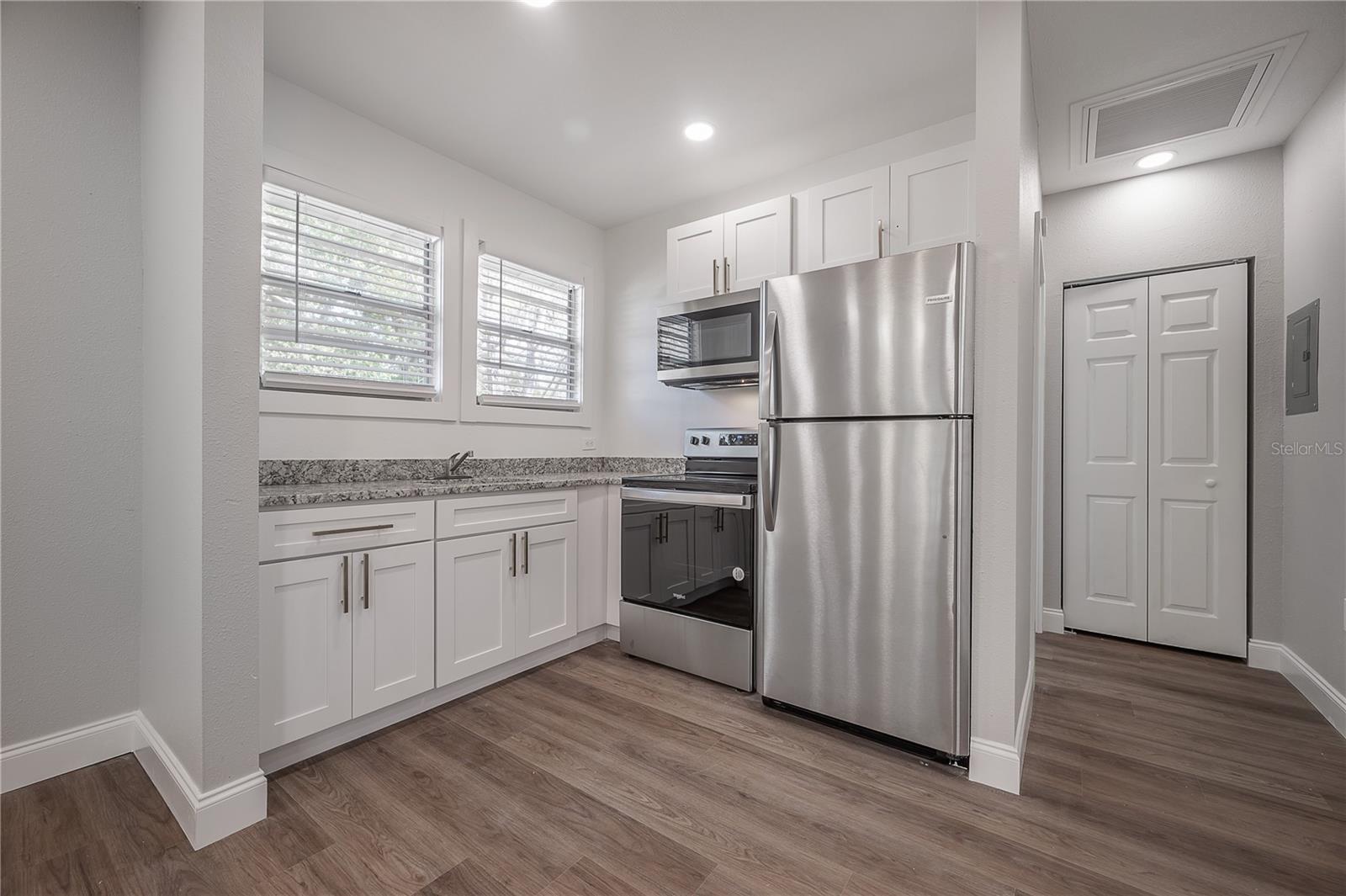 Image 10 of 19 For 916 Emma Street C