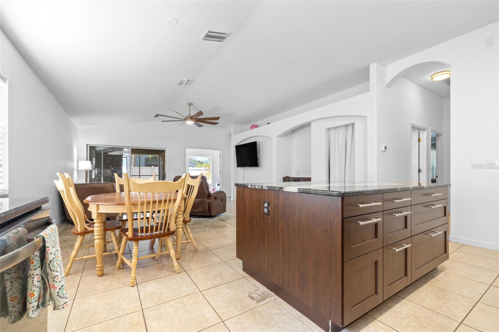 Listing photo id 14 for 12136 Luftburrow Lane