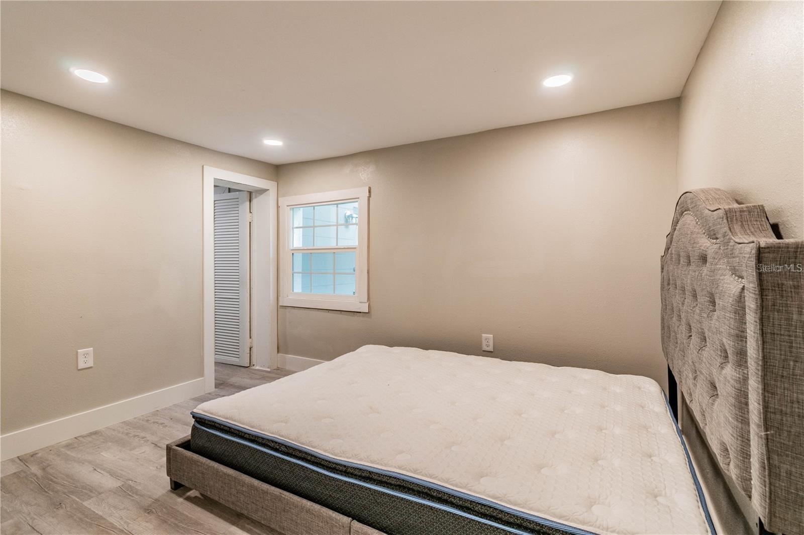 Image 11 of 22 For 5714 Kenwood Avenue