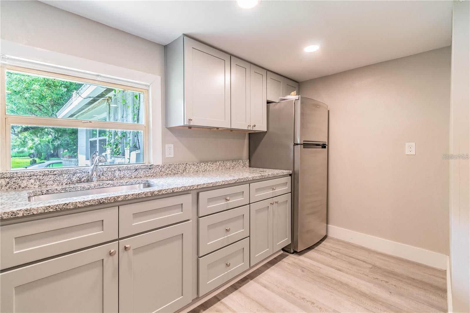 Image 14 of 22 For 5714 Kenwood Avenue