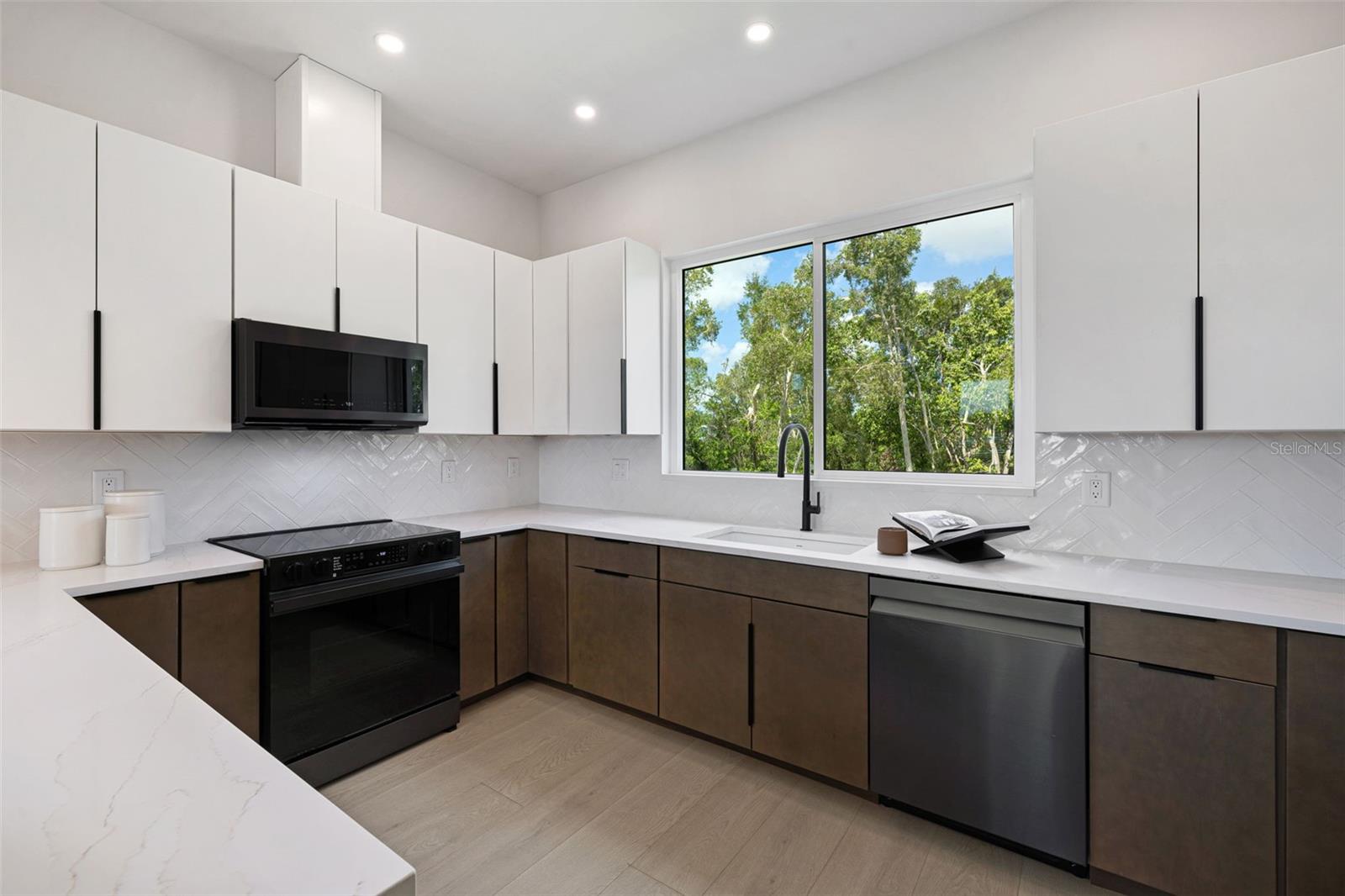 Image 6 of 65 For 10340 2nd Way N