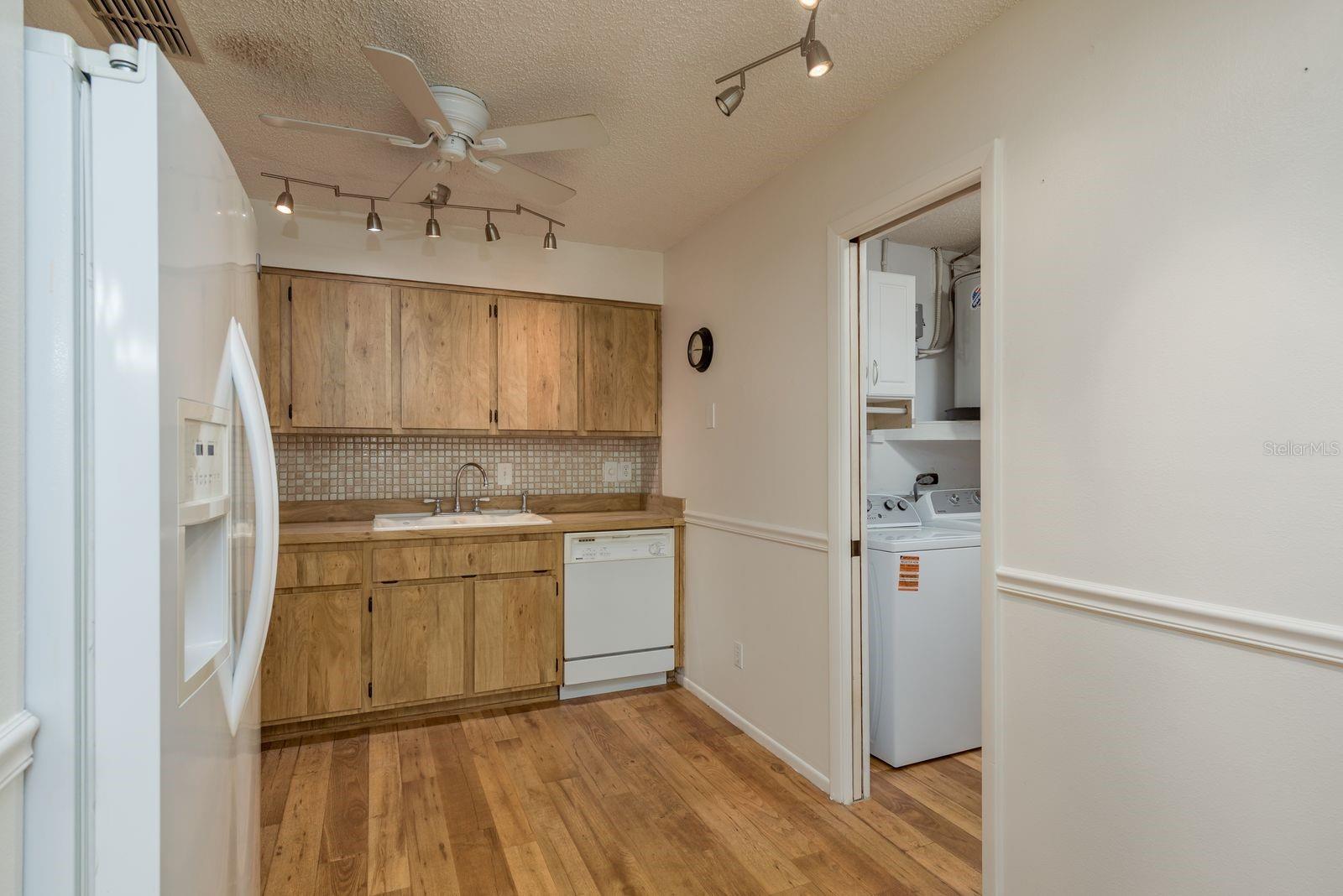 Listing photo id 10 for 4039 La Pasida Lane