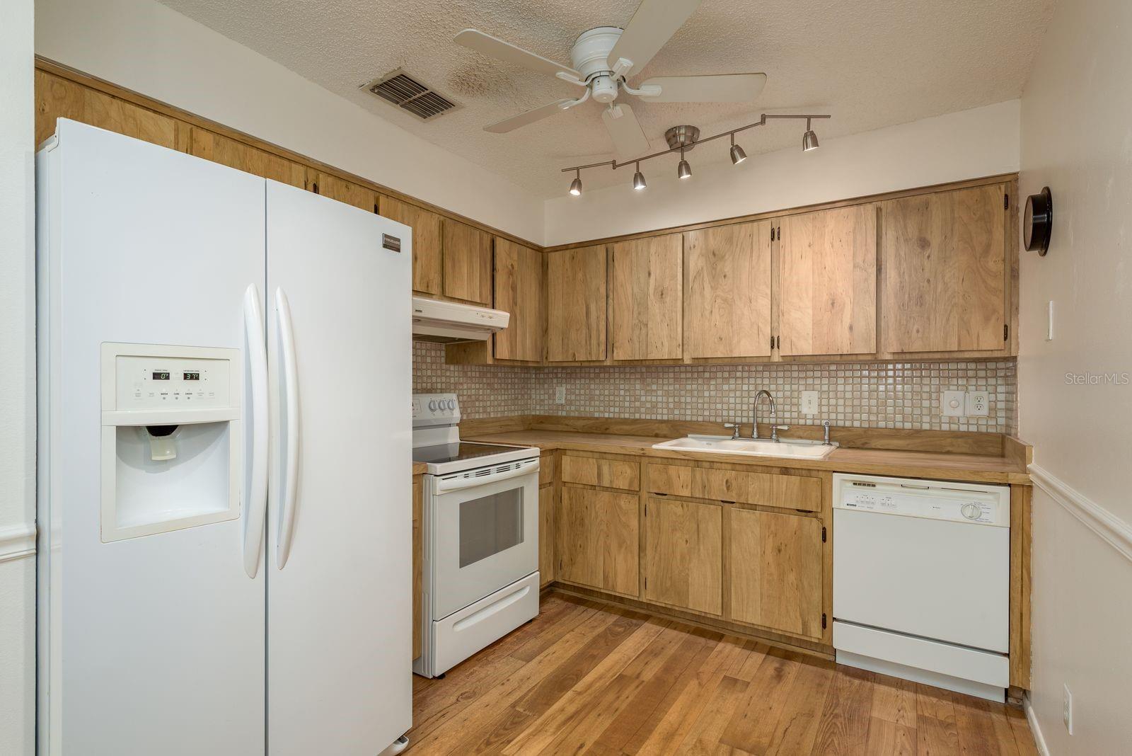 Listing photo id 11 for 4039 La Pasida Lane