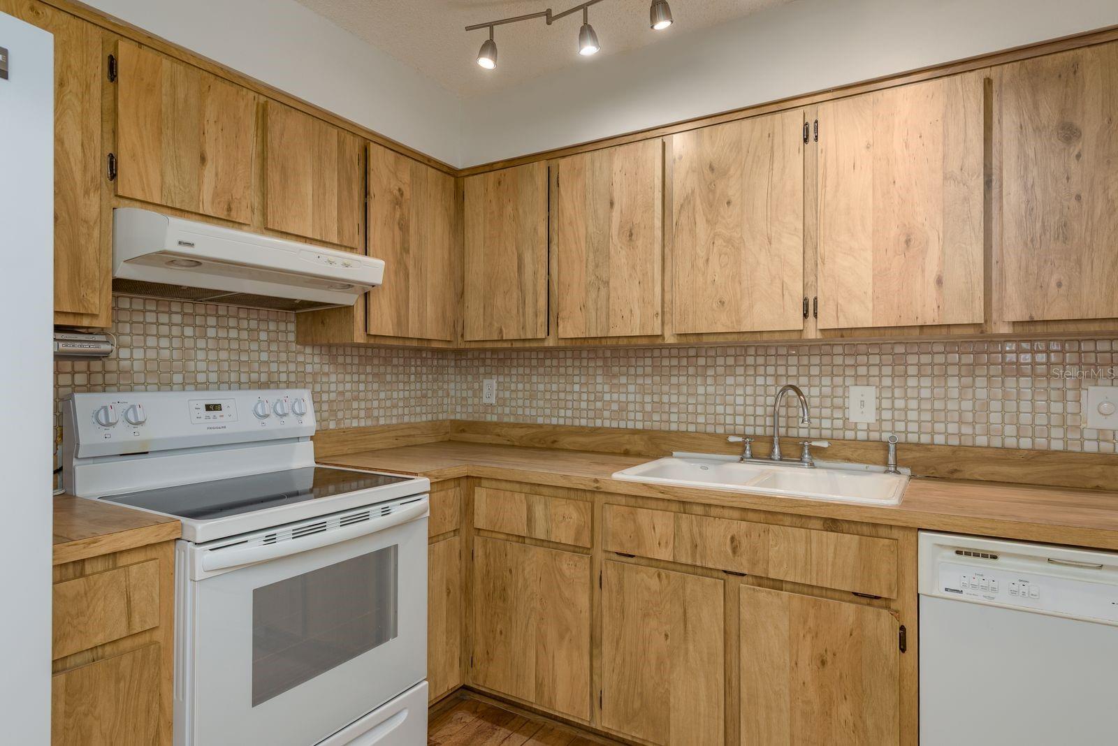 Listing photo id 12 for 4039 La Pasida Lane