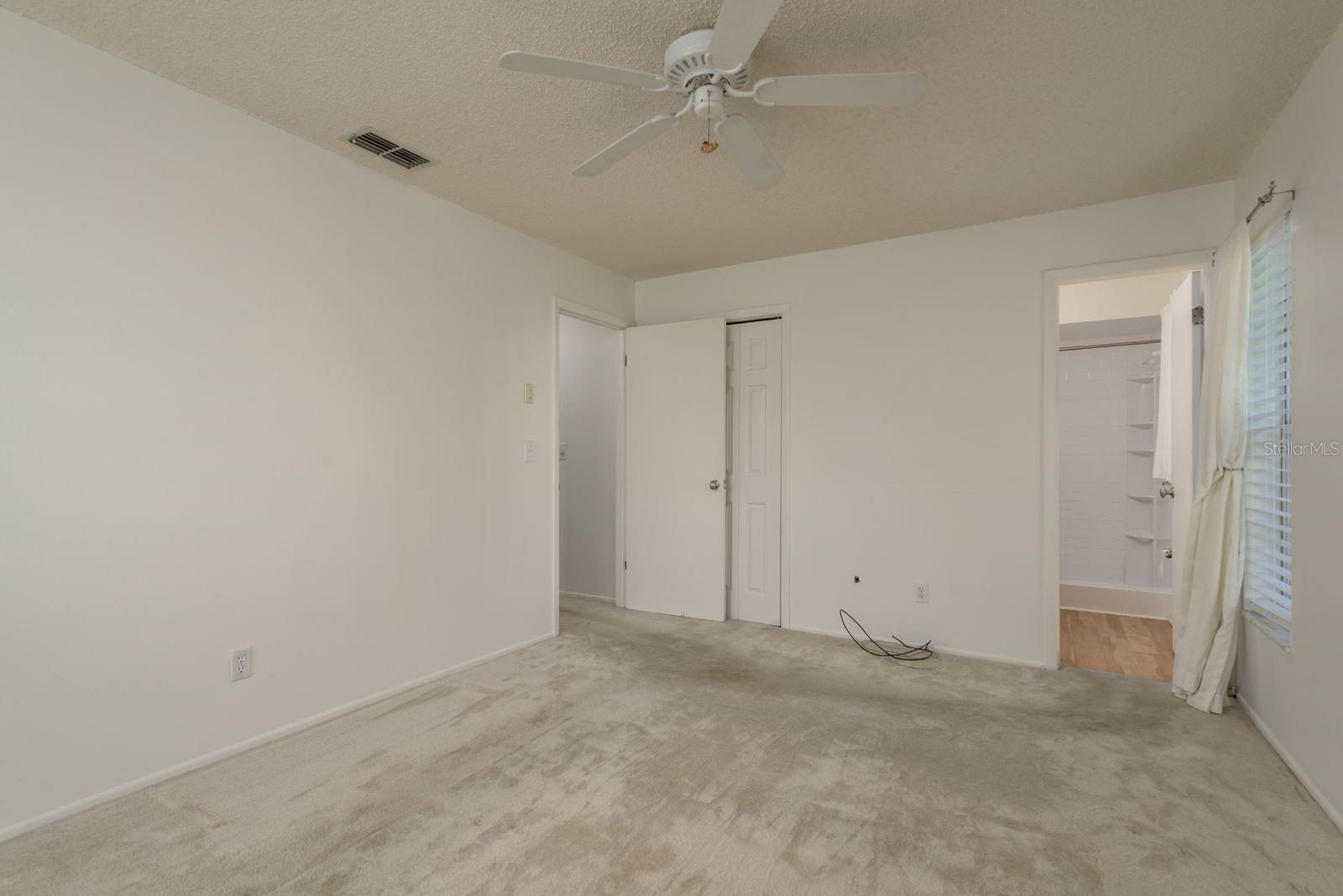 Listing photo id 15 for 4039 La Pasida Lane