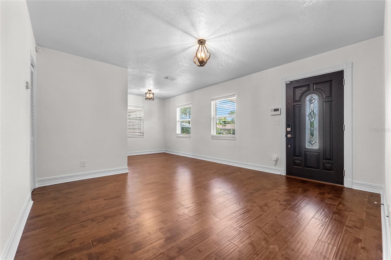 Image 4 of 31 For 3919 Paxton Avenue