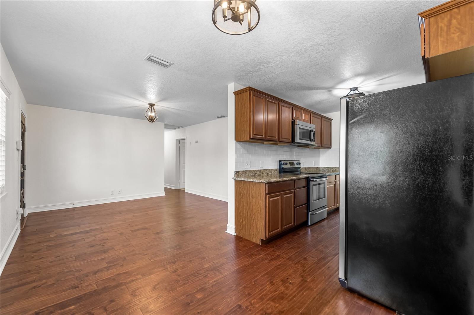 Image 6 of 31 For 3919 Paxton Avenue