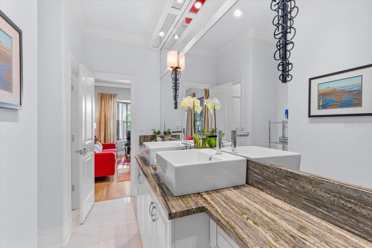 Listing photo id 17 for 213 Hesperides Street