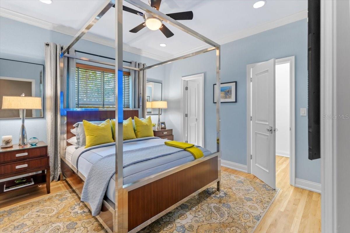 Listing photo id 18 for 213 Hesperides Street