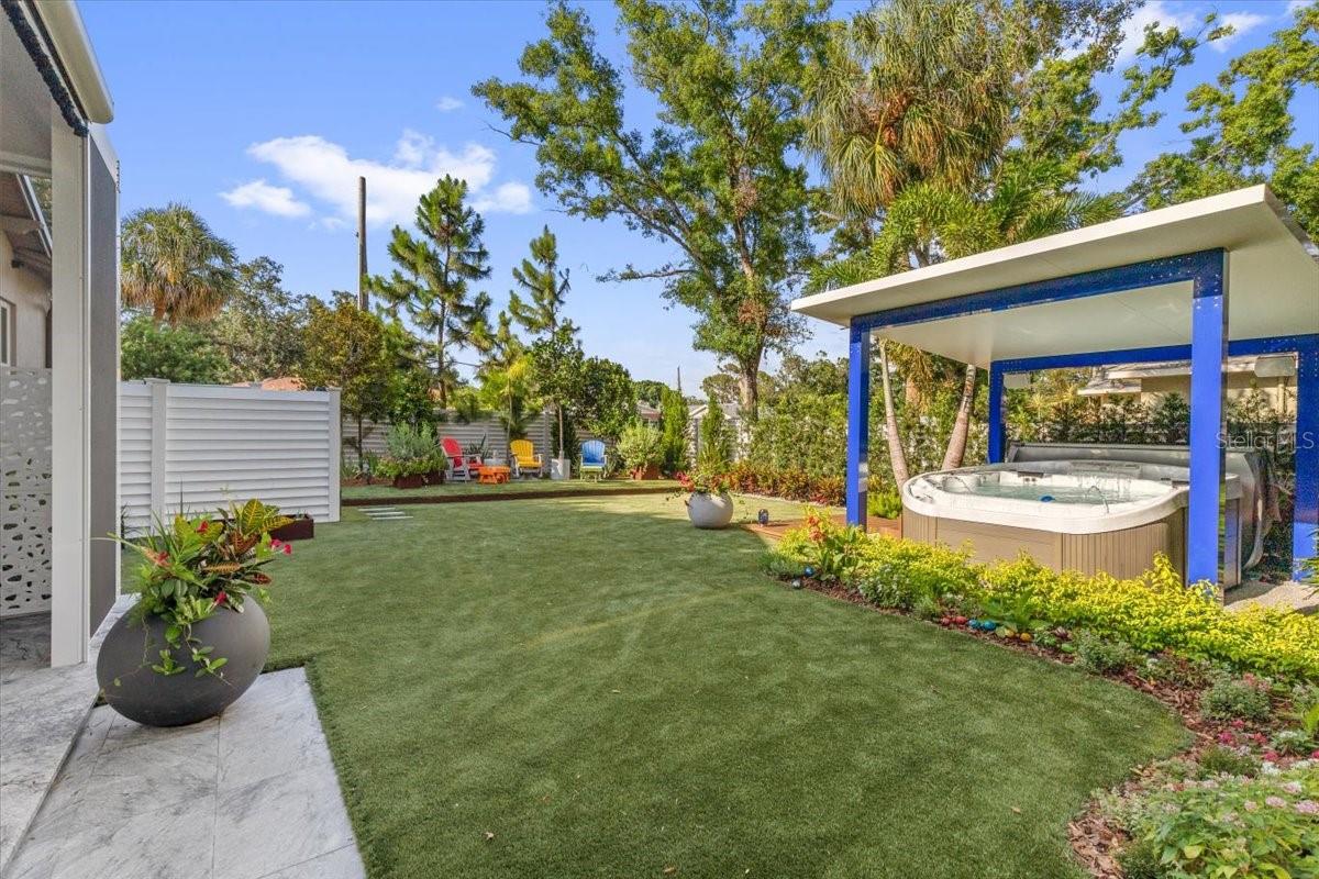 Listing photo id 24 for 213 Hesperides Street